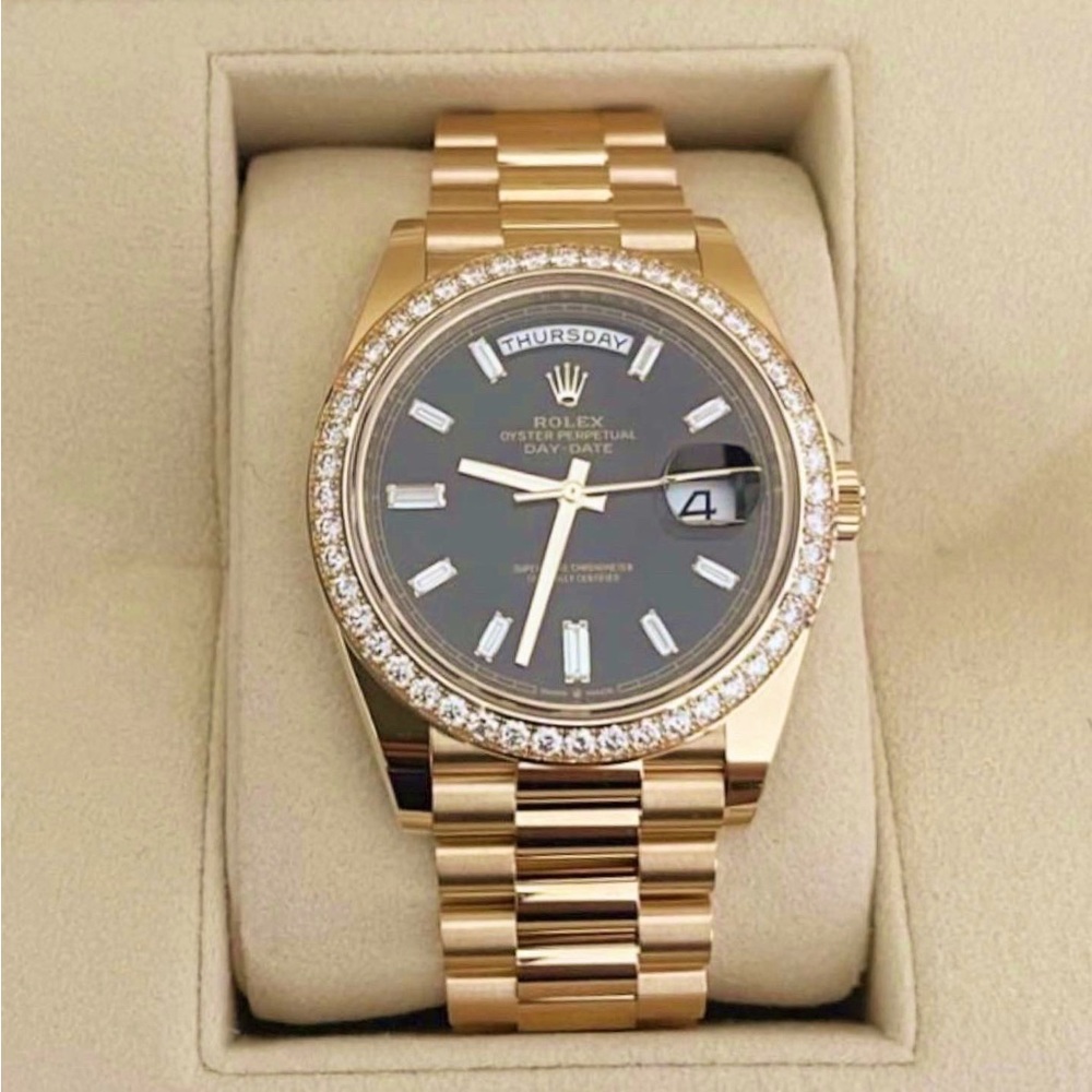 Rolex presidential daydate: YG with black dial: factory diamond bezel